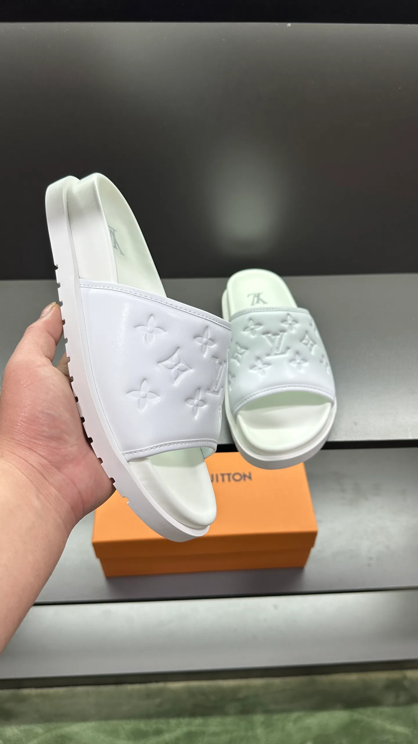[L Home] P: 300💰Size: 38-45 Top purchasing lv men's summer slippers, classic presbyopia with soft real leather lining, unique color splicing effect, distinctive personality, fashionable and trendy essential style, light and comfortable. Lightweight and tough rubber insole, micro ridged foam outsole, super comfortable!